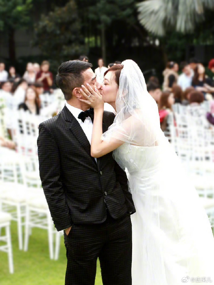 应采儿庆祝结婚13周年，亲吻陈小春展示甜蜜相爱