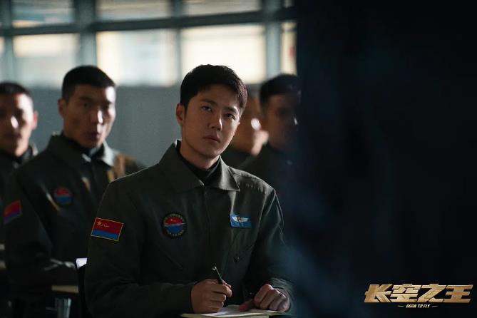 王一博发布问候视频：韩国上映《长空之王》