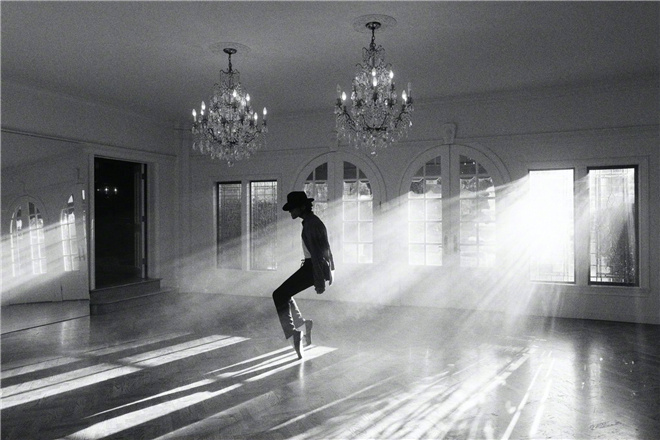 《迈克尔》传记片内黑白片场照片曝光：MJ在舞蹈练习中仿佛复苏