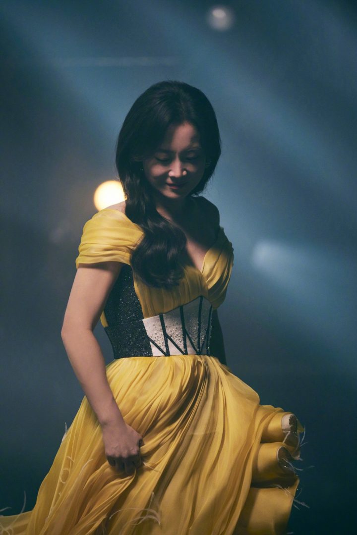 贾玲在《热辣滚烫》MV拍摄中展示大波浪发型和晚礼服 - 花絮照片发布