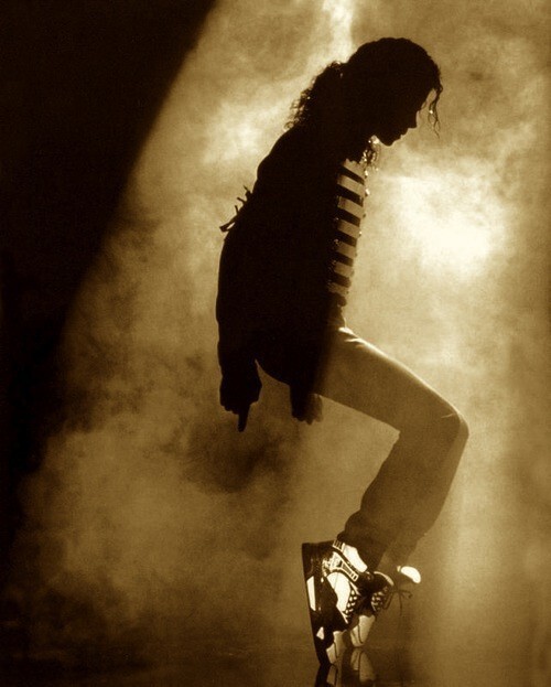 重现神迹！迈克尔·杰克逊传记电影《迈克尔》曝光片场照，完美再现经典舞蹈