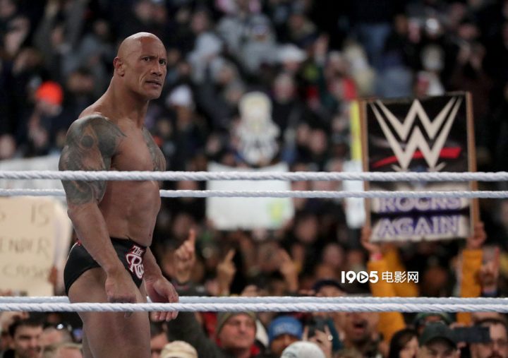 巨石强森在WWE名人堂就职前参加摔跤赛，为新片热身